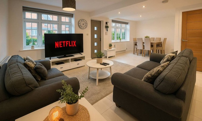 Wormholt and White City House | Beautiful 5 Bedroom 4 bathroom house in central London | 5 mins from station.