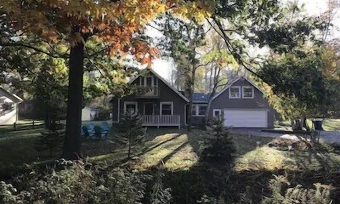 Pentwater House | Beautiful 5-bedroom cottage across from Bass Lake