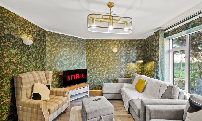 Aylesbury House | Beautiful 5 Bedroom House Free Parking, Aylesbury