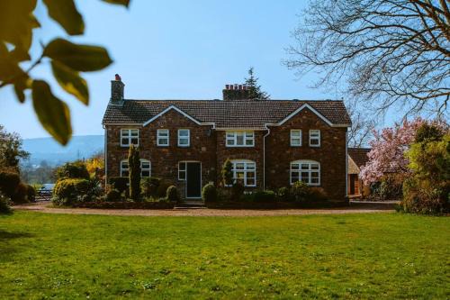 Llanwenarth House | Beautiful 5 bedroom house with hot tub & fire pit