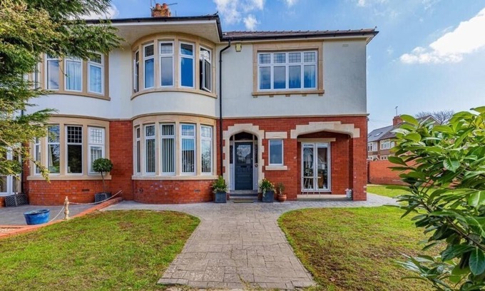 Cyncoed House | Beautiful 5 bedroom House in smart suburb. Close to beautiful Lake & Parkland.