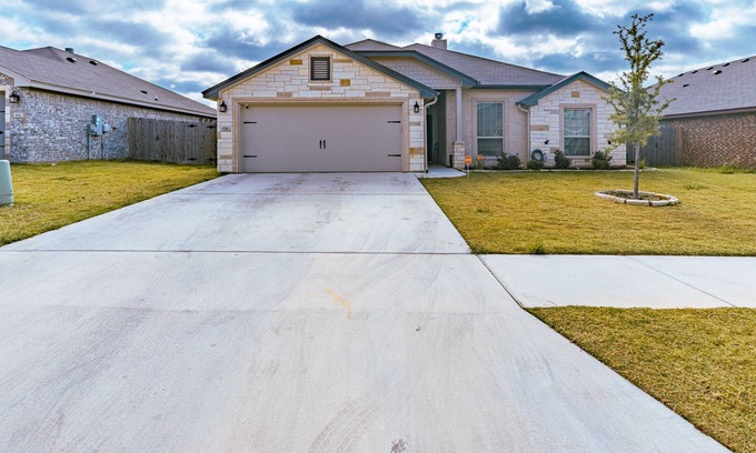 Killeen House | Beautiful 5 bedroom home W/gym EV charger & grill