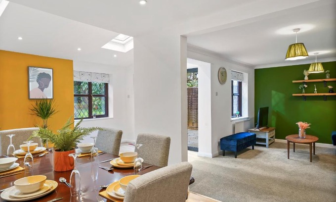 Hartwell House | Beautiful 5 bedroom house in Stone, Aylesbury, Free parking