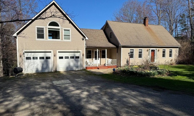 Putney House | Beautiful 5-Bedroom Upscale Country Home With Home Theater