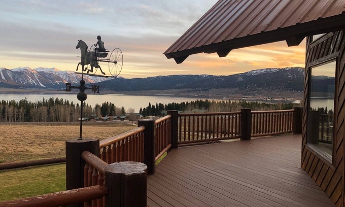 Island Park House | BEAUTIFUL 5 STAR LOG HOME ON 26 ACRES! LAKE VIEWS, STOCKED POND, 18 MILES TO YNP