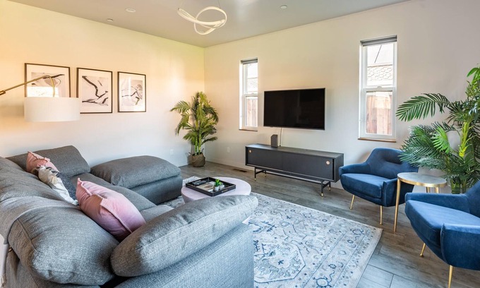 Northside House | Beautiful 5BR House in San Jose w/Fenced Yard