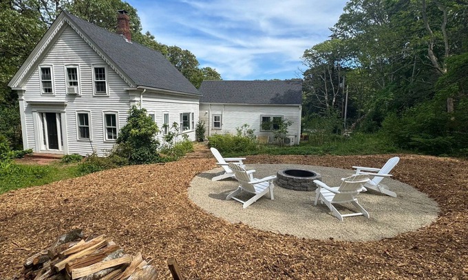 Wellfleet House | Beautiful 6 BD/3BA Private Historic Home in Pastoral Setting