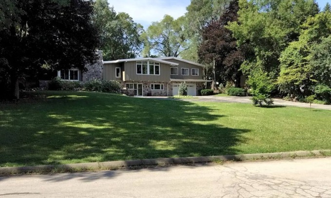 Hales Corners House | Beautiful 6 bedroom with Heated Pool & Jacuzzi