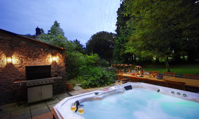 East Horrington House | Beautiful 7 bedroom house hottub wifi