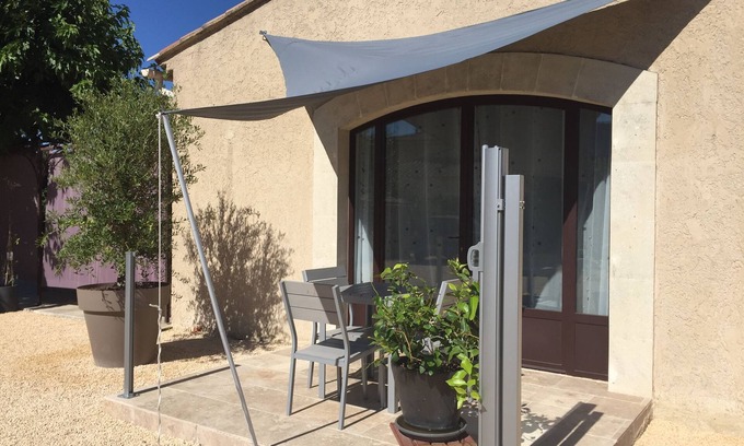 Taillades Apartment | Beautiful air-conditioned apartment with swimming pool at the foot of the Luberon