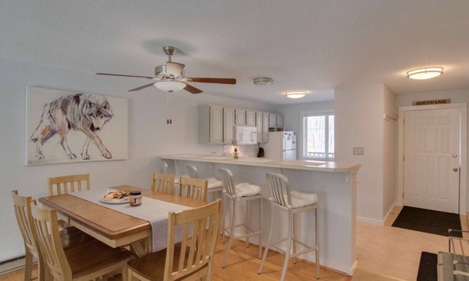 Lincoln Condo | Beautiful Airy Mountain Vacation Condo