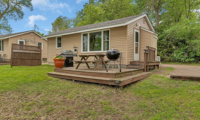 South Haven Cottage | Beautiful and Clean 2 Bedroom Cottage on Clearwater Lake