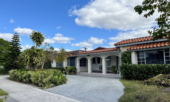 Flagami House | Beautiful And Comfortable Home and studios