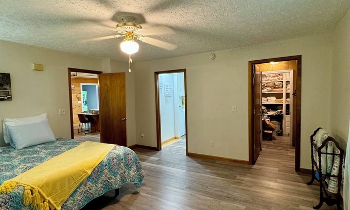 Sevierville Cottage | Beautiful and cozy 2bedroom 2bath in Sevierville with Hot Tub