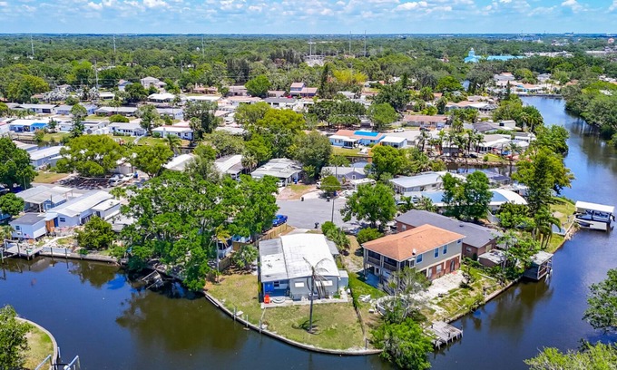 Tampa House | Beautiful and expansive waterfront home