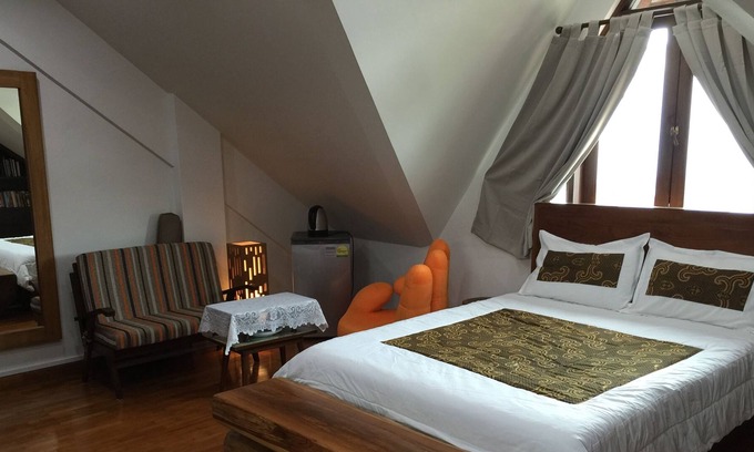Ang Mo Kio House | Beautiful and large Balinese room for rent
