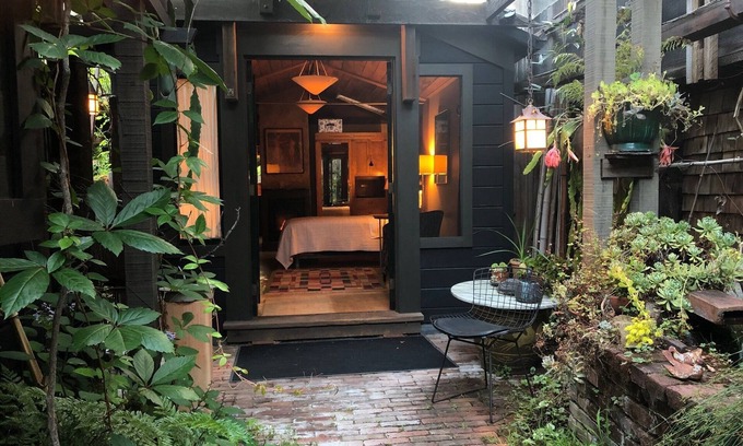 Alameda Cottage | Beautiful and Lush Hidden Wisteria Getaway