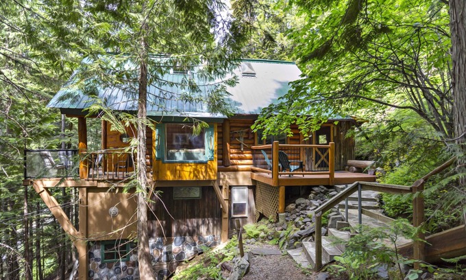 Nelson Ski Chalet | Beautiful And Private Mountainside Log Cabin - Hot Tub And 10 Min From Nelson