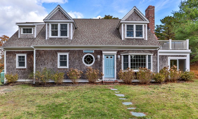 West Chatham House | Beautiful and Spacious, Sleeps 10 and a Quick Walk to Chatham's popular Harding's Beach!