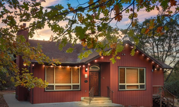 Mariposa House | Beautiful and Spacious Country Home w/Hot Tub Located in the Gateway to Yosemite
