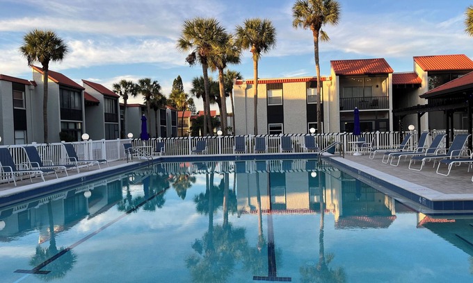 Sarasota Springs Condo | Beautiful and sunny villa with the view of the pool and lake