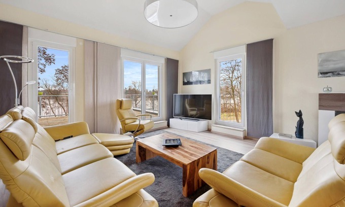 Oberhavel House | Beautiful and tasteful vacation home directly on the lake.