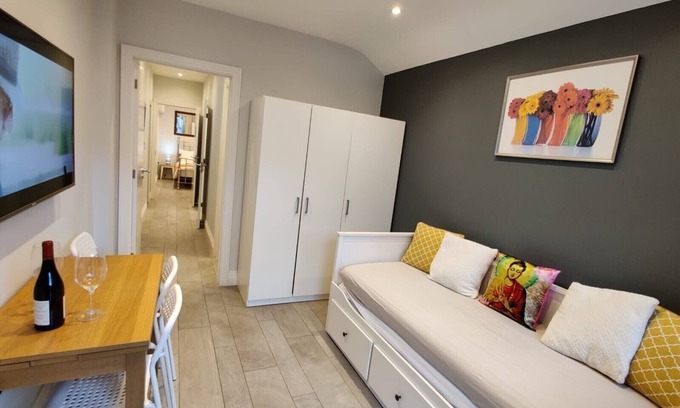 Pinner South House | Beautiful Annexe Apartment. Own Entrance | Kitchen |Garden | WiFi | Walk to Tube