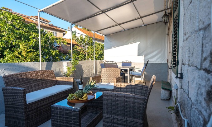 Split Apartment | Beautiful antique apartment in center & seaview