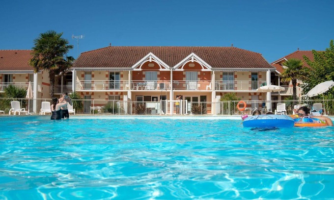 Le Verdon-sur-Mer Apartment | Beautiful apartment for 8 people with pool, WIFI, TV, terrace, pets allowed and parking