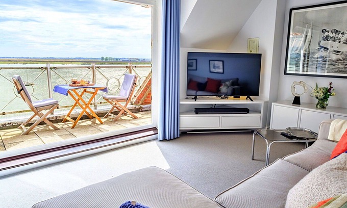Burnham-on-Crouch Apartment | Beautiful apartment for 5 people with WIFI, balcony, pets allowed and parking