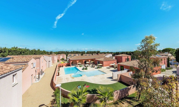 Saint-Christol House | Beautiful apartment in villa for 4 guests with pool, WIFI, TV, terrace, pets allowed and parking