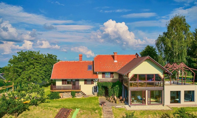 Ljutomer House | Beautiful apartment in villa for 6 guests with WIFI, A/C, hot tub, TV, patio and parking