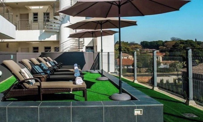 Greater Johannesburg Metropolitan Area Apartment | Beautiful apartment - shops, restaurants, beauty salon in centre.