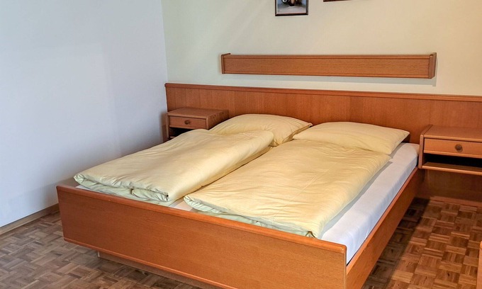 Oberwang Villa | Beautiful apartment in villa for 5 guests with WIFI, TV, balcony and parking