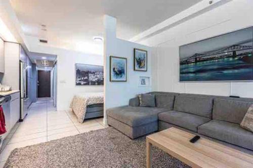 Gastown Apartment | Beautiful apartment downtown, mins to rogers arena, stadium, restaurants, shops