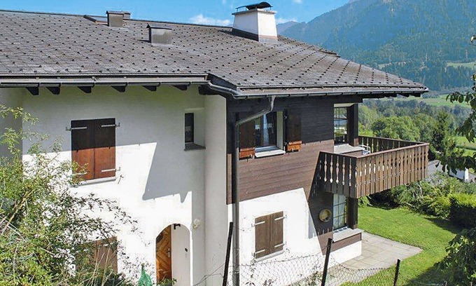 Schluein Apartment | Beautiful apartment for 5 guests with WIFI, TV, patio, pets allowed, panoramic view and parking