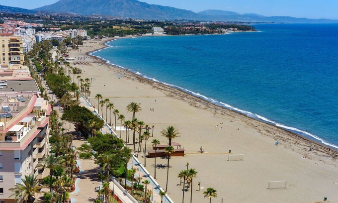 Urbanizacion Puerto de Estepona Apartment | Beautiful apartment for 6 guests with A/C, WIFI, hot tub, pool, TV, terrace and parking