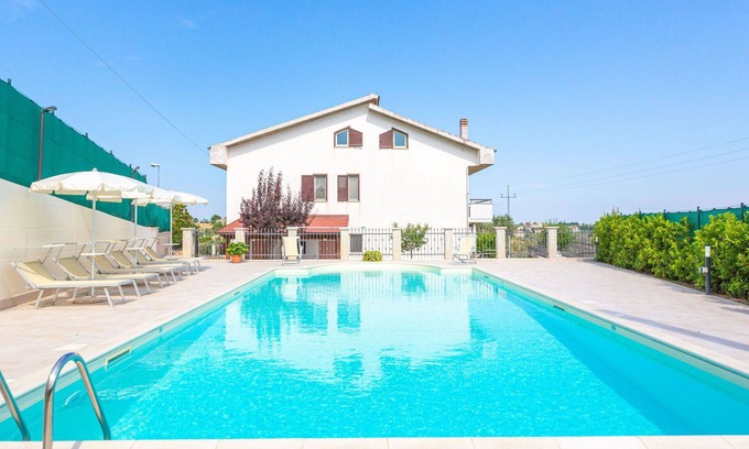 Collecorvino Apartment | Beautiful apartment for 6 people with private pool, A/C, WIFI, TV, patio, pets allowed and parking