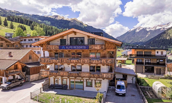 Lermoos Apartment | Beautiful apartment for 6 people with WIFI, hot tub, TV, terrace, panoramic view and parking