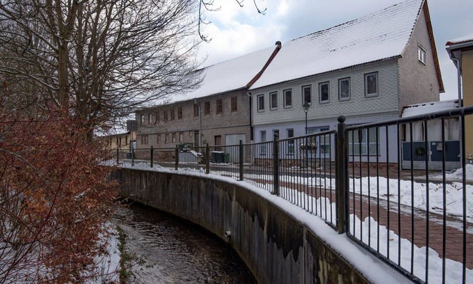 Suhl Apartment | Beautiful apartment for 4 people with WIFI, TV, patio, pets allowed and parking