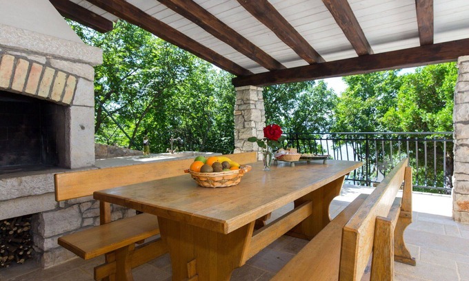 Senj Apartment | Beautiful apartment for 4 guests with WIFI, A/C, TV, terrace and pets allowed