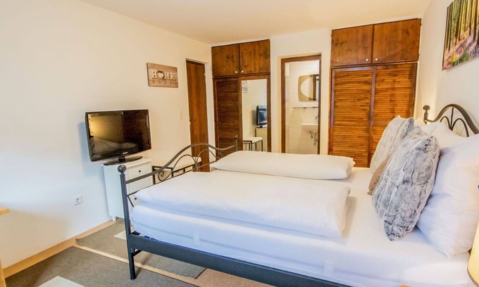 Axams Apartment | Beautiful apartment for 2 guests with WIFI, TV, pets allowed and parking