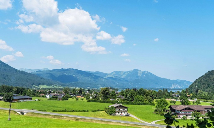 Strobl Apartment | Beautiful apartment for 10 people with WIFI, TV, terrace and parking