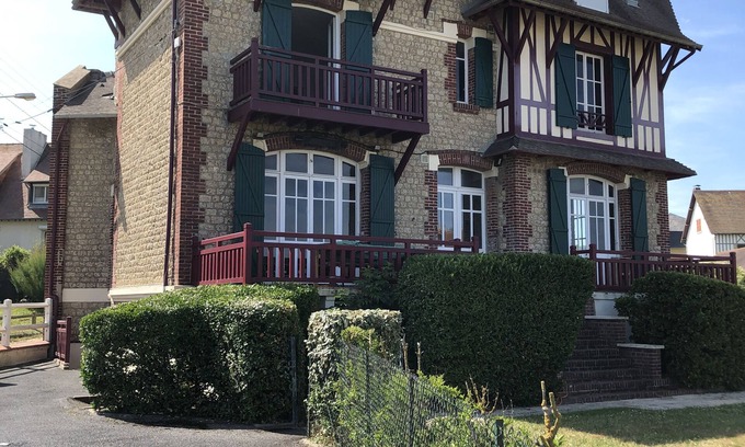 Benerville-sur-Mer Apartment | Beautiful apartment with terrace and sea view just outside Deauville