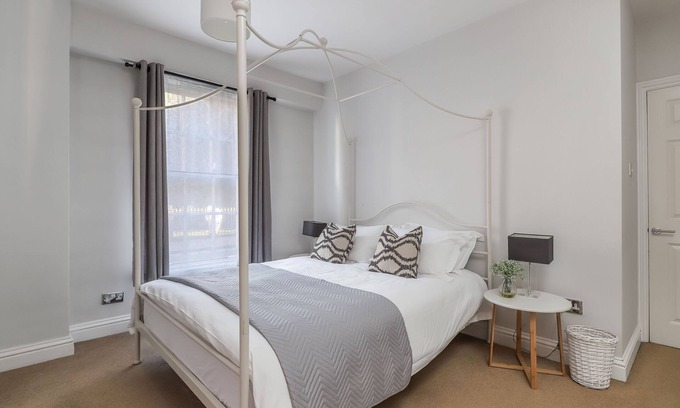 Winchester Apartment | Beautiful apartment in the centre of Winchester with parking!