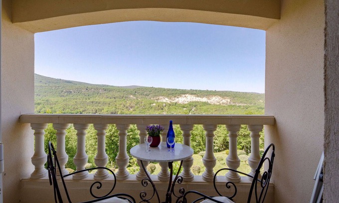 Bauduen Villa | Beautiful apartment in villa with WIFI, TV, balcony, pets allowed, panoramic view and parking