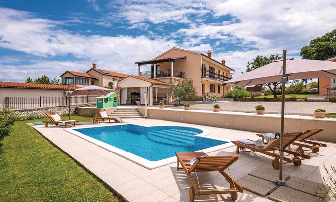 Hrboki Apartment | Beautiful apartment in Hrboki with WiFi