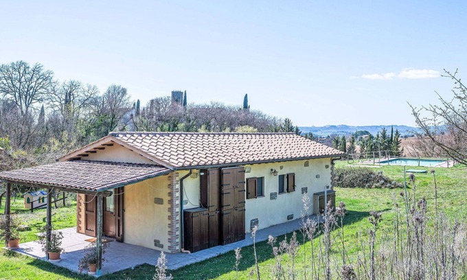 Lidarno Villa | Beautiful apartment in villa for 4 guests with A/C, pool, WIFI, TV, patio, pets allowed and park.