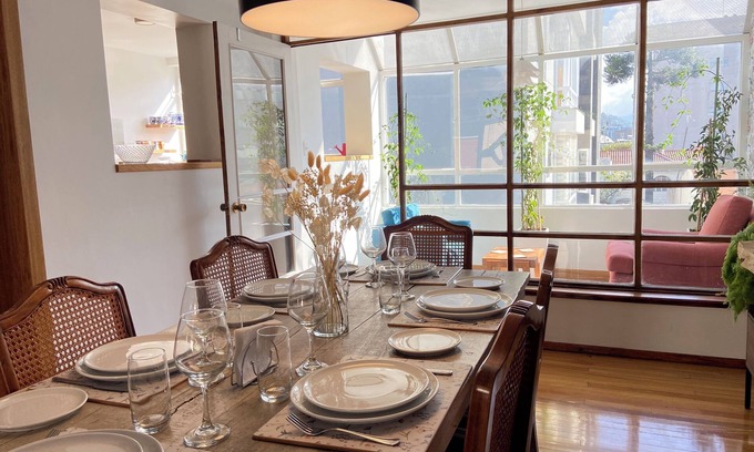 La Mariscal Apartment | Beautiful apartment with balconies and views
