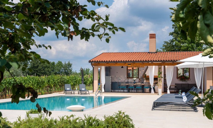 Brecevici Apartment | Beautiful apartment with a 60m2 wet-edge pool and a huge outdoor area near Poreč